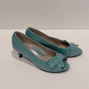 NEW Ladies 6.5 wide soft style Hush Puppies aqua dusty blue kitten heel shoes